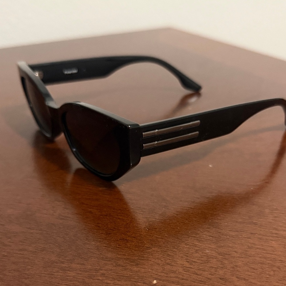 Elegant Black Sunglasses - Picture 2 of 5